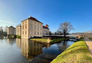 Imagen de la galería de Ferienhaus mit Bootssteg am See in Rheinsberg, en Rheinsberg