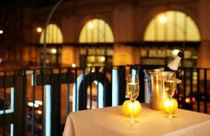 einen Tisch mit zwei Gläsern und einer Flasche Wein in der Unterkunft Park Hotel in Barcelona