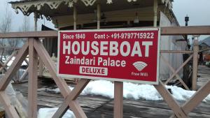 Sijil, anugerah, tanda atau dokumen lain yang dipamerkan di Houseboat Zaindari Palace