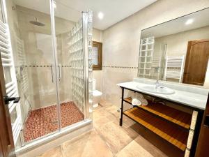 A bathroom at COMPLEJO RURAL TORRES Y NAVAS