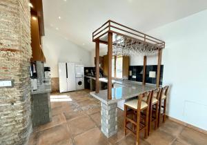 A kitchen or kitchenette at COMPLEJO RURAL TORRES Y NAVAS