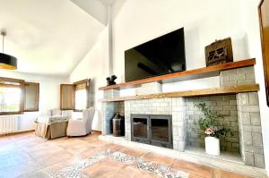 A television and/or entertainment centre at COMPLEJO RURAL TORRES Y NAVAS