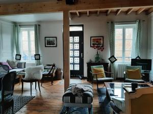 salon z kanapą i stołem w obiekcie La maison de la baie, wifi, terrasse, 200m du port w mieście Saint-Valéry-sur-Somme