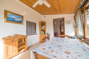 En eller flere senge i et værelse på Cottage Casa Gina - Goelba