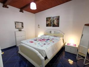 En eller flere senge i et værelse på Villa Sandra