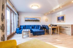 Televízia a/alebo spoločenská miestnosť v ubytovaní Apartamenty Liptowskie Hale Zakopane