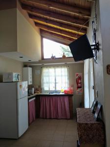 Una cocina o cocineta en Cabañas Pyracantha