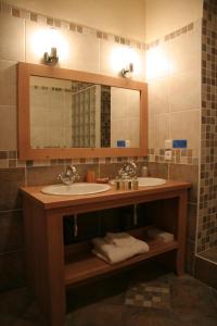 Koupelna v ubytování Chalet Matsuzaka - chambres d'hôtes de luxe + 30 fotografií