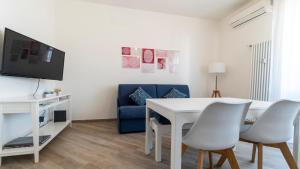 A television and/or entertainment centre at Italianway - Baracca 7 B