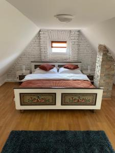 A bed or beds in a room at Het Hongaarse Wijnhuis
