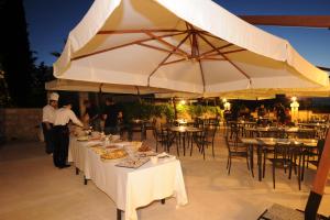 Reštaurácia alebo iné gastronomické zariadenie v ubytovaní Cefalicchio B&B