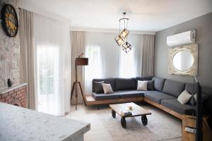 - un salon avec un canapé et une table dans l'établissement Dadya Villa 2 - Villa with private pool - 750m distance to the beach, à Datça