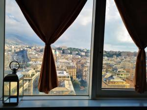 Pemandangan umum Genoa atau pemandangan kota yang diambil dari apartemen