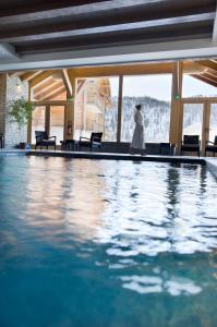 Swimming pool sa o malapit sa CGH Résidences & Spas Le Chalet des Dolines