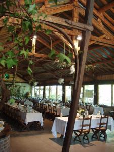 una sala da pranzo con tavoli e sedie in un edificio di Agriturismo Torrazzetta a Casteggio