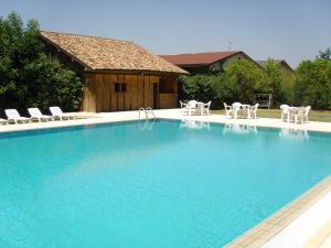 Bazén v ubytování Agriturismo Torrazzetta nebo v jeho okolí