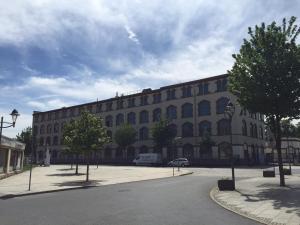 ein großes Gebäude mit Bäumen davor in der Unterkunft Dresden Lofts in Heidenau