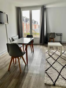 sala de estar con mesa, sillas y ventana en Studio en centre ville de Vendôme, en Vendôme