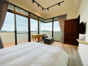 順安村的住宿－J.W 漫波觀瀾，卧室配有一张床、一张书桌和窗户。