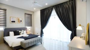 Säng eller sängar i ett rum på Desaru Exclusive Elegant theme by Joyfully 2M8