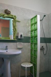 uma casa de banho com um lavatório e um chuveiro em Villa Ostria em Koufonisia