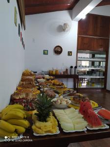 una linea a buffet con molti tipi di cibo diversi di Pousada Pé da Serra a Lindóia