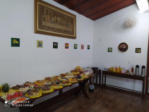 リンドーイアにあるPousada Pé da Serraの食べ物の種類が豊富なテーブル