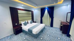 a hotel room with a bed and a mirror at شقق بيات العالية وادي بن هشبل Bayat Al aliah Apartments in Wadi bin Hashbal in Bin Hashbal
