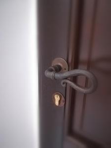 uma porta de metal com uma fechadura numa porta em B&B Il RE em Castellaneta