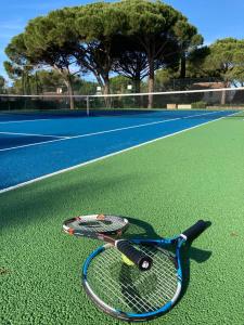 ガッサンにあるAzuRoMarinのテニスコートの上に敷かれたテニスラケット