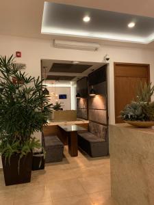 um lobby com um grande espelho e algumas plantas em Hoteles Unico Express em León