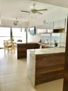 TV a/nebo společenská místnost v ubytování RESORT PLAYA AZUL 2 dormitorios