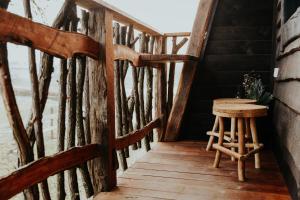 Balkón nebo terasa v ubytování Treehouse Drevesna hiška Štrkovo gnezdo Ranč Jureš