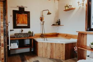 Koupelna v ubytování Treehouse Drevesna hiška Štrkovo gnezdo Ranč Jureš