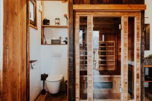 Koupelna v ubytování Treehouse Drevesna hiška Štrkovo gnezdo Ranč Jureš