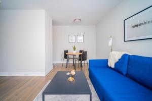 Een zitgedeelte bij Comfy and Complete Studio Apt near Boystown - Oakdale 317 rep