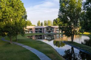 Villa SecaCasa Septem的靠近水体的建筑物