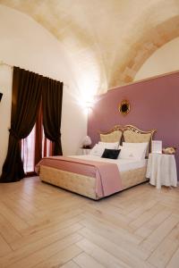 um quarto com uma cama grande num quarto em Magnolia em Grottaglie