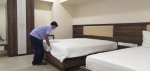 Ponnis Hotel客房内的一张或多张床位