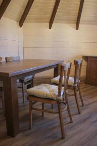 un tavolo in legno con due sedie in una stanza di VIGORA a Verkhovyna