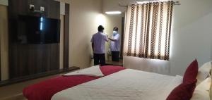 Ponnis Hotel的电视和/或娱乐中心
