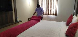 Ponnis Hotel客房内的一张或多张床位