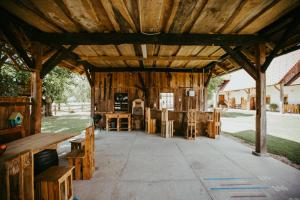 Večerní zábavní program pro hosty v ubytování Treehouse Drevesna hiška Štrkovo gnezdo Ranč Jureš