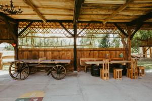 Restaurace v ubytování Treehouse Drevesna hiška Štrkovo gnezdo Ranč Jureš