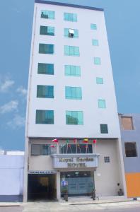 un bâtiment blanc avec un hôtel appelé l'hôtel le plus grill dans l'établissement Royal Garden Hotel, à Lima