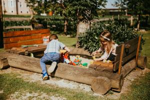 Hosté ubytování Treehouse Drevesna hiška Štrkovo gnezdo Ranč Jureš
