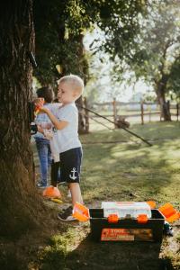 Děti v ubytování Treehouse Drevesna hiška Štrkovo gnezdo Ranč Jureš