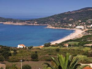 vista su una spiaggia con case e sull'oceano di Paomia a Cargèse