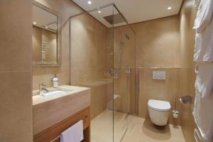 A bathroom at Hotel Garni Schneider