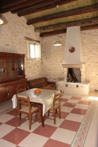 - un salon avec une table et une cheminée dans l'établissement Poesia d'Abruzzo CR 06804dueAFFzerozerozerodue, à Caramanico Terme